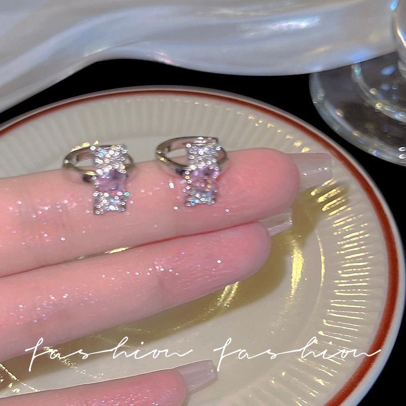 Pink diamond-encrusted zircon ear earrings with a fashionable, light luxury and individual design are elegant, versatile and refined. They are perfect for women Specification drawing