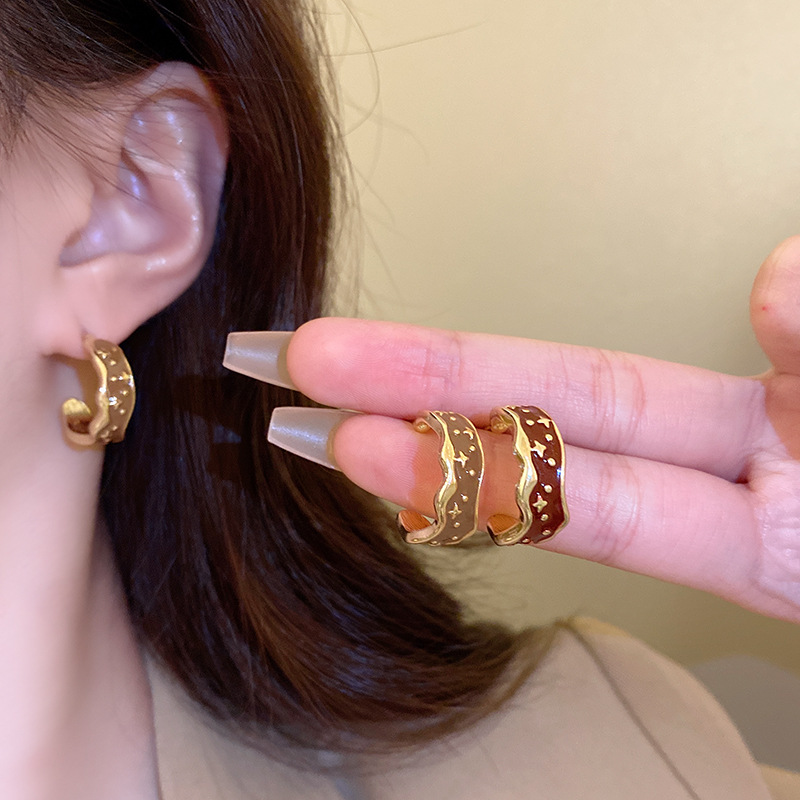 Hong Kong-style star-shaped C-shaped retro high-end earrings, a niche design for women with oil and gas drops, s925 silver needle earrings details Picture