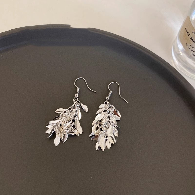 The shimmering wheat ear tassel earrings exude a sense of luxury and sophistication for women, exuding a fashionable and elegant style. The ear studs are long and cool earrings Application Scenario