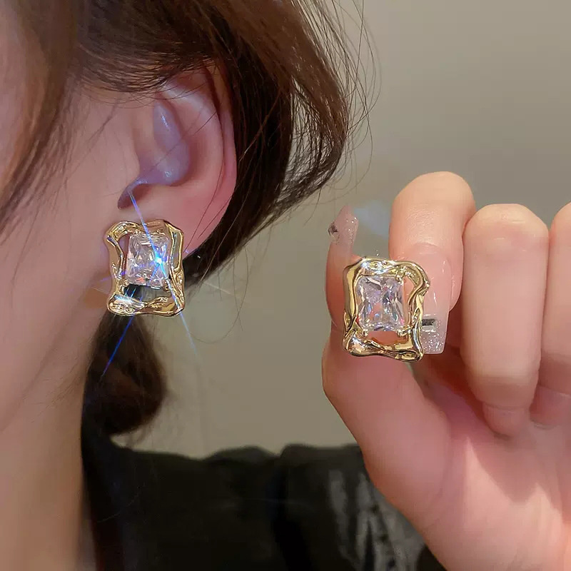 S925 Silver Needle Stud Earrings for Women's 2022 Autumn/Winter New Style, with a niche design sense, light luxury and versatile earrings, cold style earrings Application Scenario