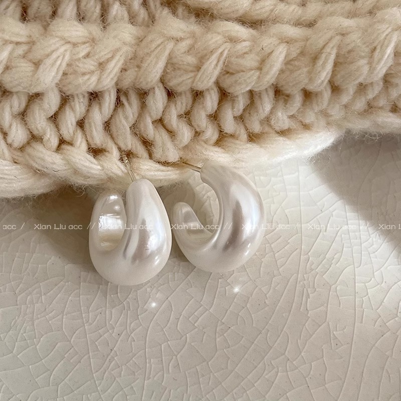 Korean retro C-shaped imitation pearl earrings with a light luxury and high-end feel, plain ring ear studs and silver needle ear studs, feminine ear accessories details Picture
