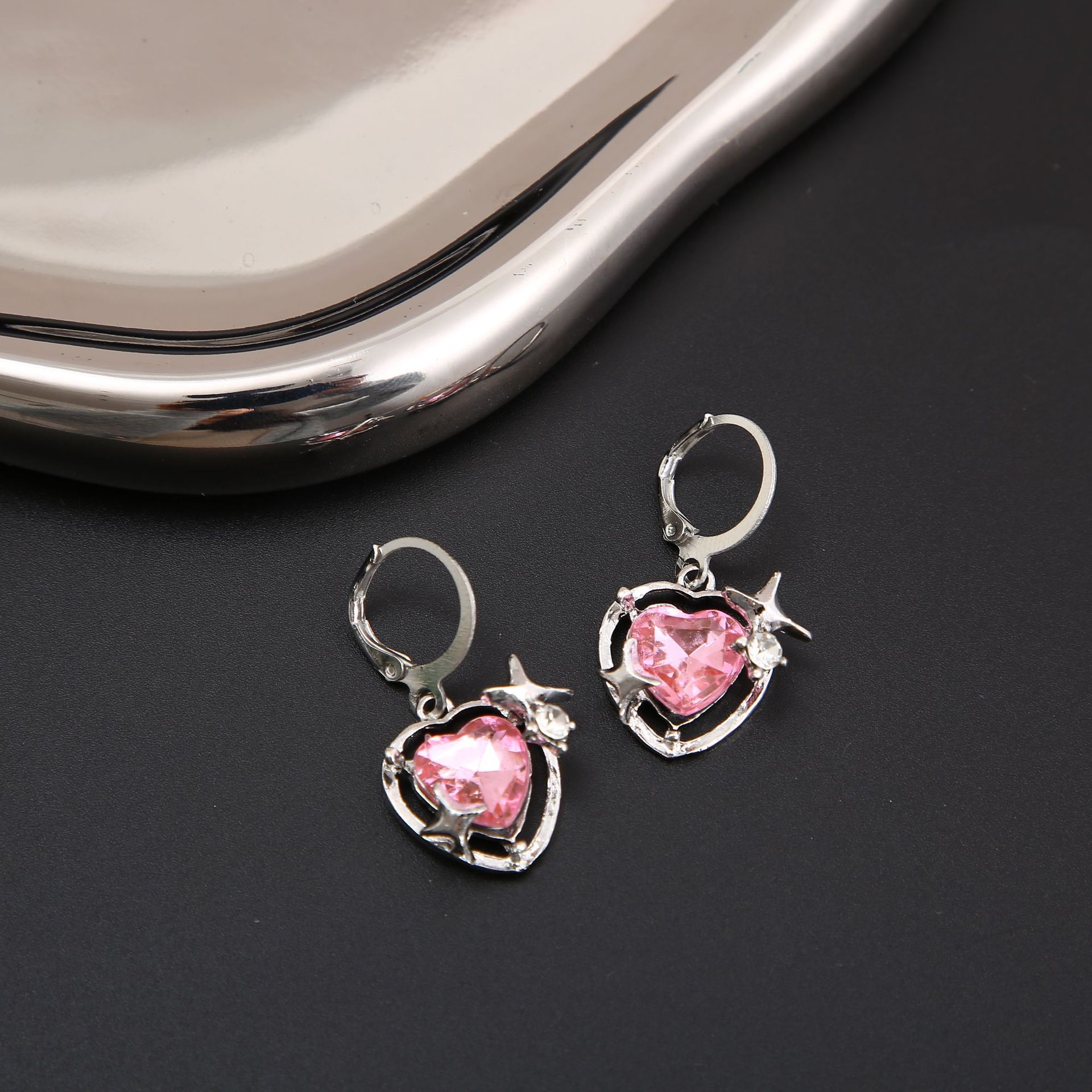 Starlight hollowed-out pink zirconium heart-shaped high-end light luxury ear buckles sweet and cool Barbie pink heart-shaped zirconium pendant earrings Specification drawing