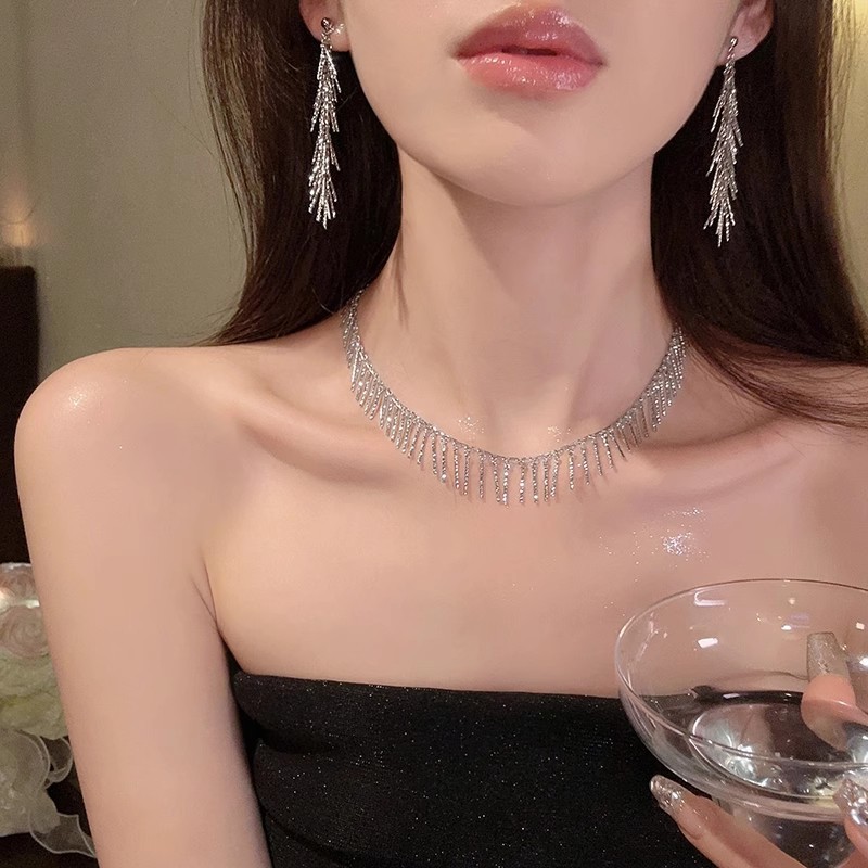 Long tassel ear studs with wheat ears, women's light luxury and high-end style earrings, niche design sense, fashionable and versatile earrings Application Scenario