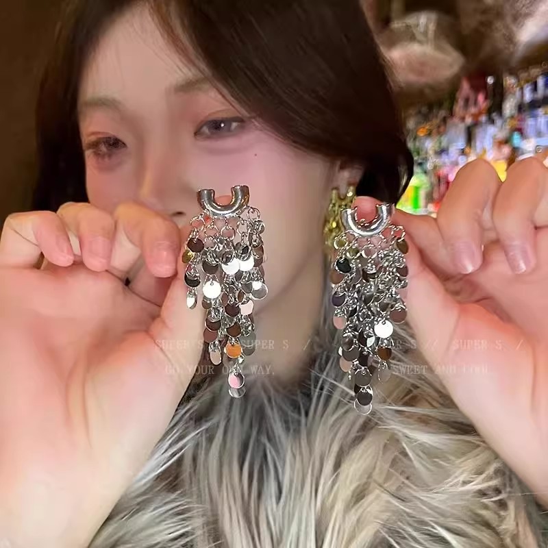 Shine on the stage! Golden sequined tassel earrings, women's light luxury, niche high-end stud earrings, exaggerated and grand metal earrings Specification drawing