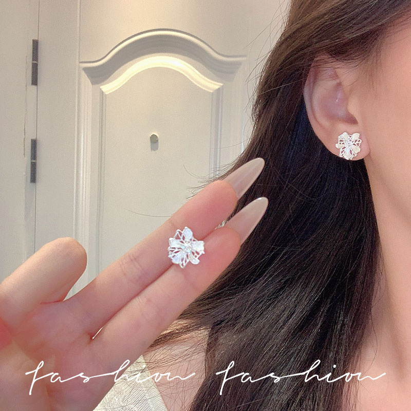 Wholesale of Korean-style ins light luxury flower-shaped stud earrings with hollowed-out lace, a niche and high-end look, fresh and sweet small earrings details Picture