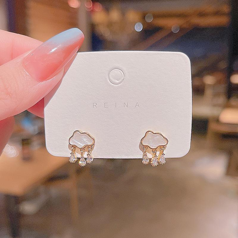 Dongdaemun, South Korea, features micro-inlaid zircon cloud shell stud earrings with an ins style, exuding a high-end and fresh charm Specification drawing