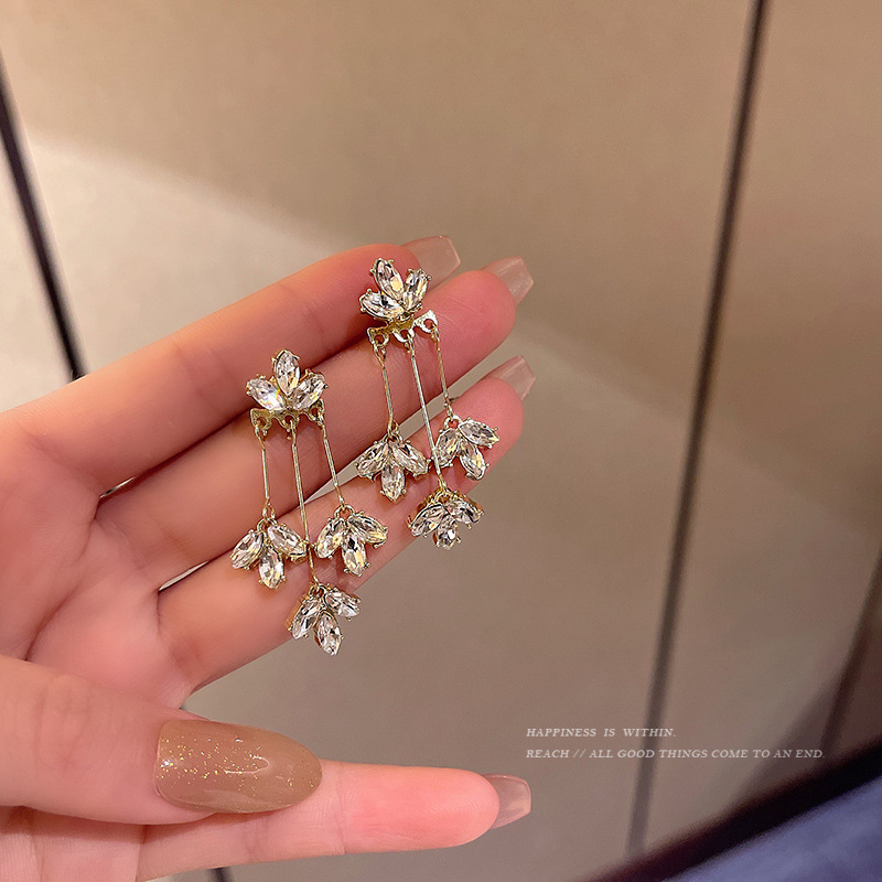 s925 Silver needle retro French style tassel earrings, women's light luxury and high-end feel, leaf stud earrings, Instagram influencer earrings full figure
