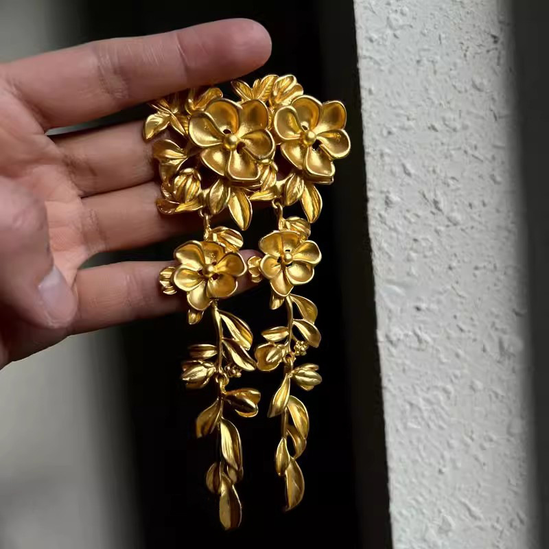 High-end, light luxury, exaggerated flower stud earrings, women's French retro style, leaf earrings, earrings, vintage earrings wholesale details Picture