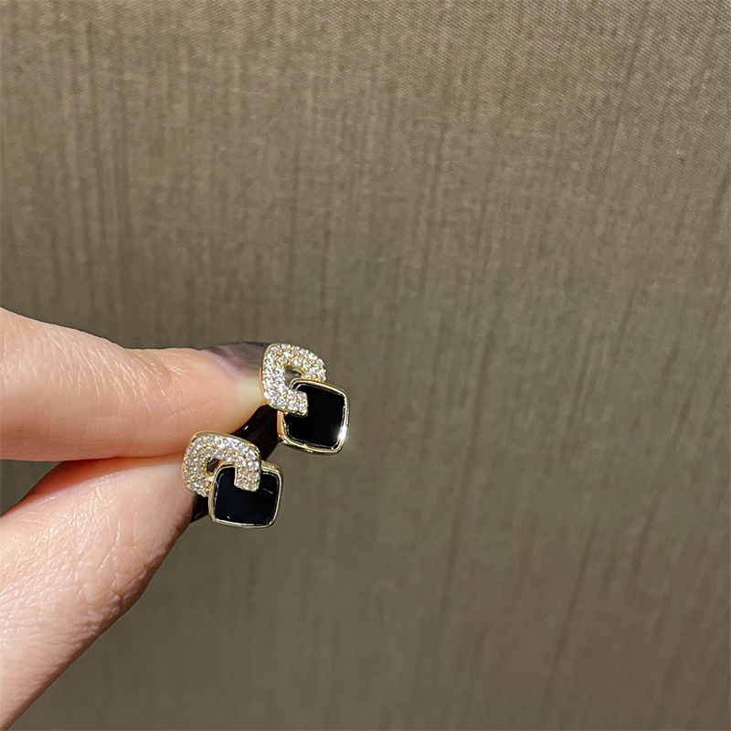 New trendy black stud earrings, the same style as the Internet celebrity, exude a feminine charm and a unique, high-end feel. A batch of stud earrings Specification drawing