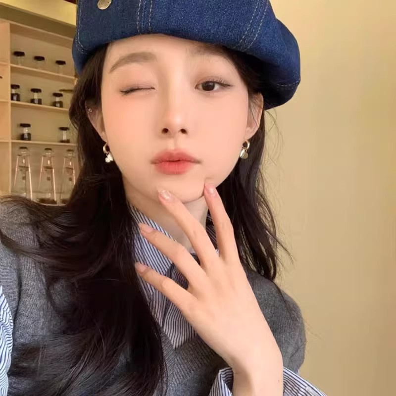 Simple and fashionable gold and silver color contrast detachable heart-shaped earrings for women, a niche high-end look, a cold style, versatile stud earrings details Picture
