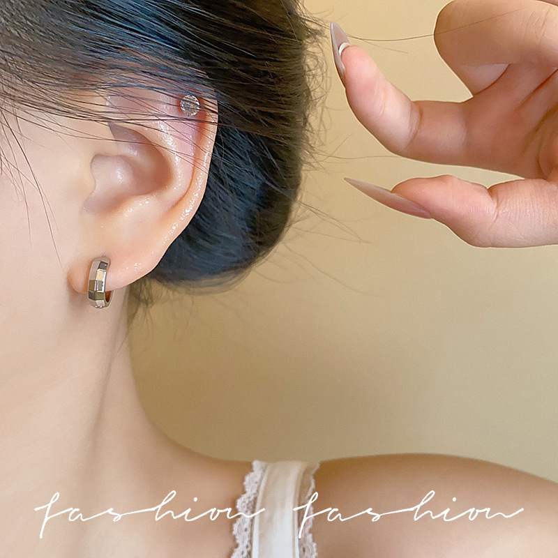 Exquisite ear-piercing earrings with a unique design for women, exuding a sense of sophistication and elegance. Simple and elegant stud earrings are fashionable and trendy Specification drawing