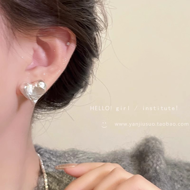 Silver high-end heart-shaped stud earrings for women 2025 new bestseller French style earrings, light luxury, niche and super popular earrings details Picture