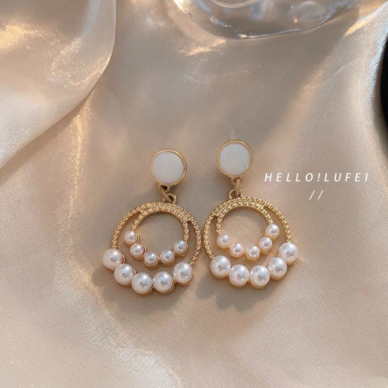 S925 Silver Needle Sexy Pearl Earrings, sweet and feminine with hollowed-out stud earrings, Korean Internet celebrity versatile circular earrings Application Scenario
