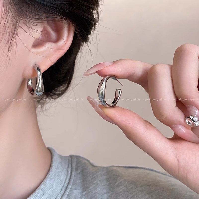 Retro Hong Kong-style C-shaped stud earrings for women, light luxury, fashionable and high-end look, niche design, cold style, plain ring earrings details Picture