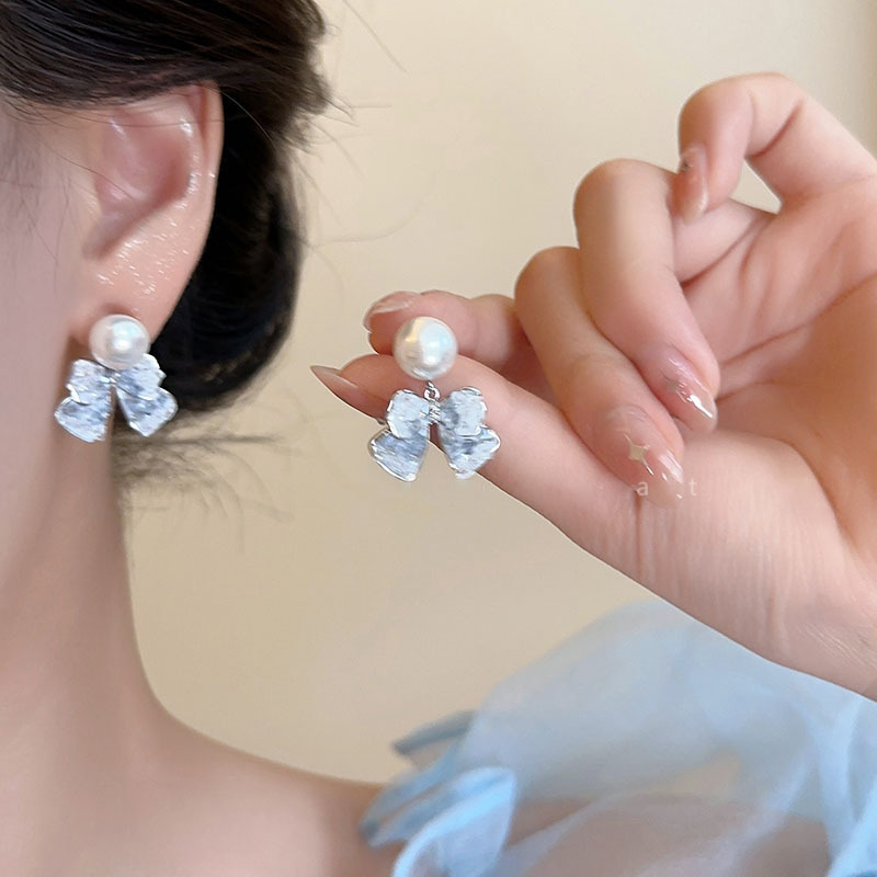 Bow pearl stud earrings, simple, light luxury, high-end feel, versatile and exquisite earrings, women's personality, fashion and temperament, trendy earrings full figure