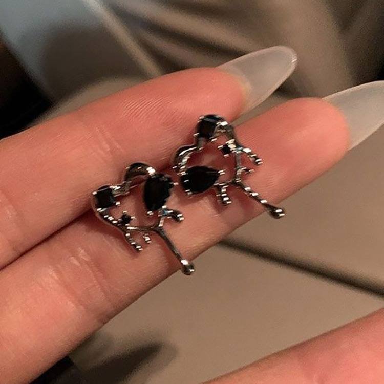 Punk-style dark zircon heart-shaped stud earrings, creative and personalized heart-shaped earrings, ins cold style stud earrings wholesale full figure