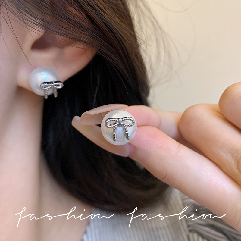 Retro silver needle steamed buns, pearl stud earrings, French sweet and elegant earrings, bow, high-end earrings, petite girl details Picture