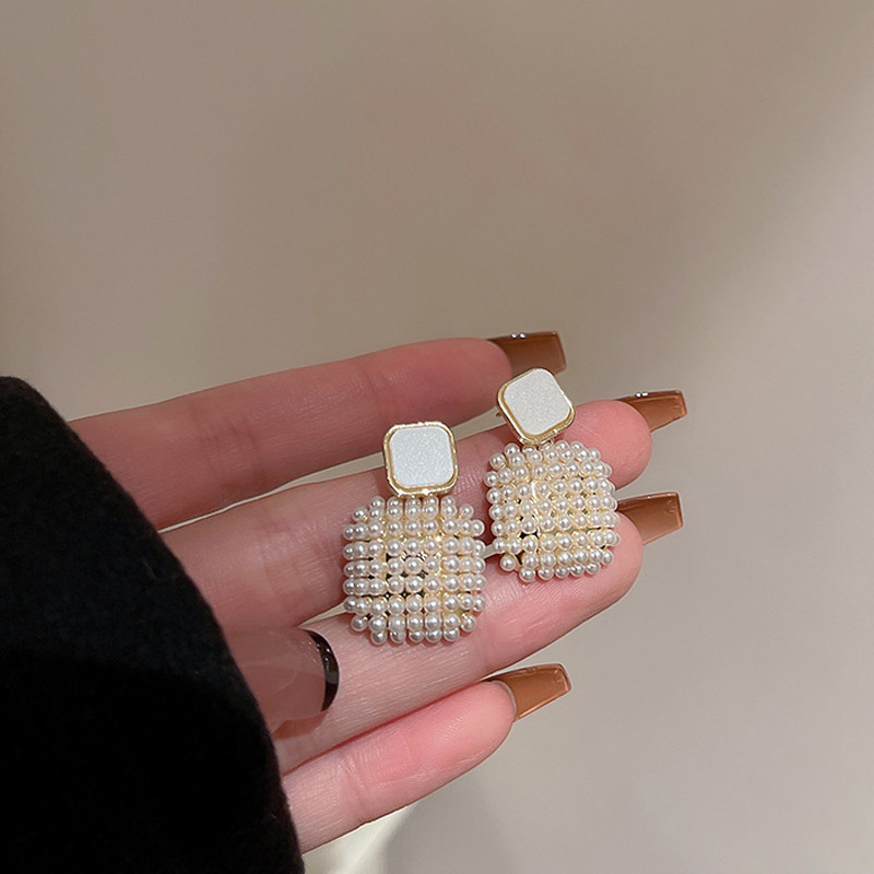 Square pearl earrings for women, from Dongdaemun, South Korea, with a forest-style, ethereal charm. The stud earrings exude a sense of sophistication and are simple yet versatile Specification drawing