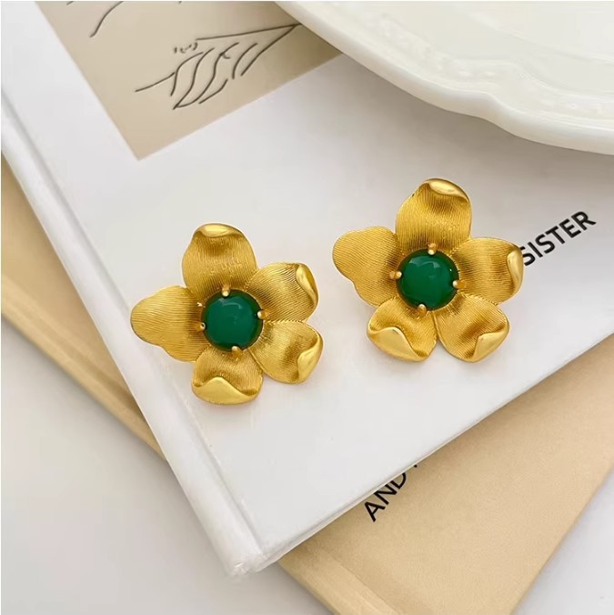 Super fairy-like French rose earrings for women, with a light luxury and high-end feel. Unique flower stud earrings, niche design, versatile and personalized earrings details Picture