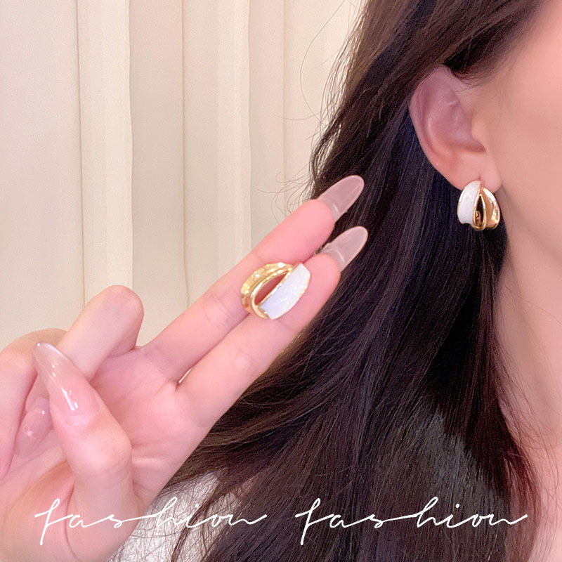 Niche design sense metal stud earrings for women, white arc-shaped texture, elegant and stylish earrings, versatile for commuting, simple and patchwork earrings details Picture