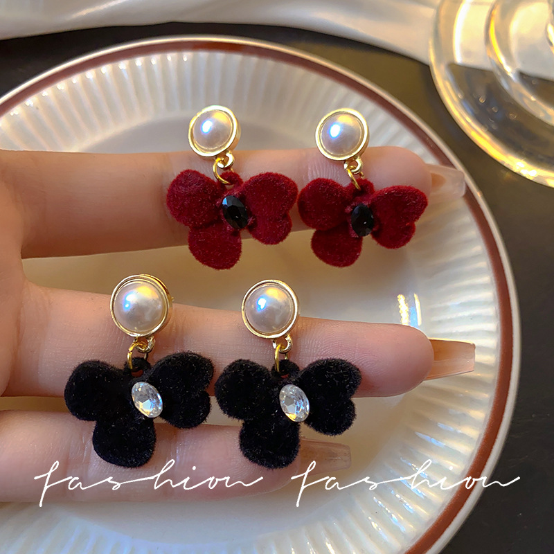 Korean-style pearl flocked black bow stud earrings with a light luxury, niche and high-end feel, versatile and personalized stud earrings full figure