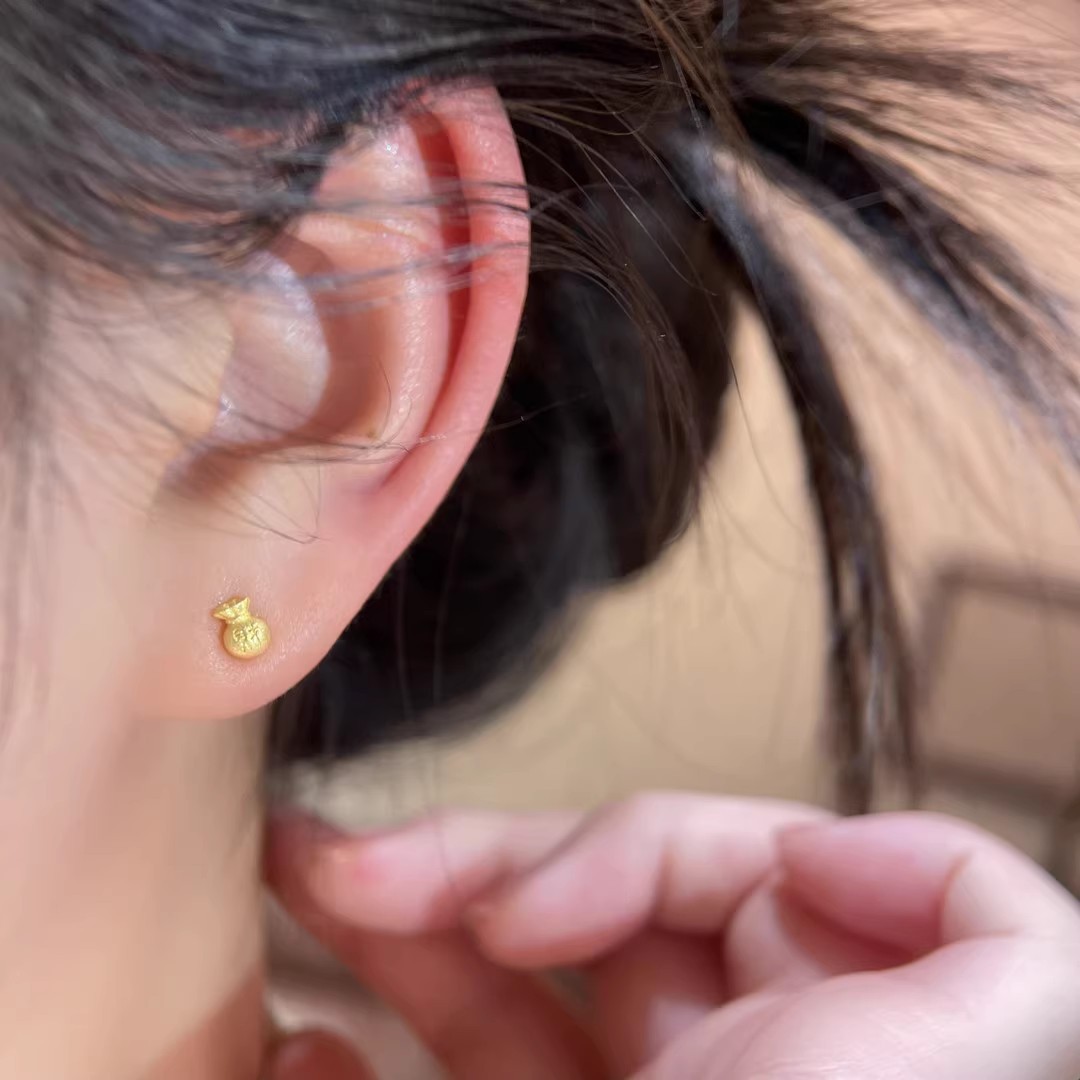 Golden Fortune Bag Small Stud earrings 2025 New style Niche High-end Earrings, wealth flowing in, versatile and auspicious earrings Specification drawing