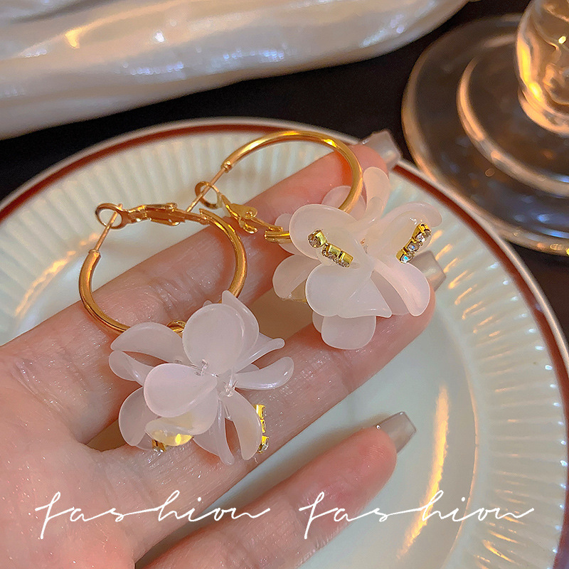 Super fairy-like white flower earrings and ear rings for women, Korean style, fashionable, individual, niche design sense, sweet and elegant, versatile earrings details Picture