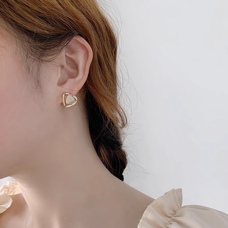 Sweet and versatile, elegant cat's eye stone earrings for women 2025 New triangular cat's eye stone earrings S925 silver needle earrings details Picture