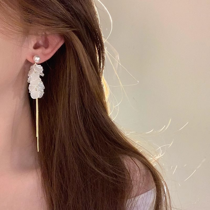 Summer pearl white petal tassel earrings, high-end and light luxury earrings, women's seaside vacation style stud earrings Specification drawing