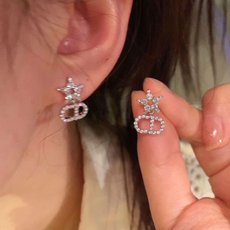 S925 Silver Needle Star Letter Stud Earrings are fashionable and elegant commuter earrings for women, featuring a light luxury, niche and high-end feel Application Scenario