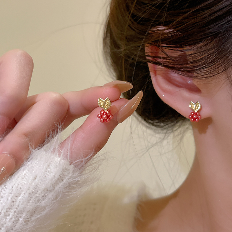 Retro red raspberry cute fruit earrings, high-end small and exquisite stud earrings, 925 silver needle Japanese-style girl earrings details Picture