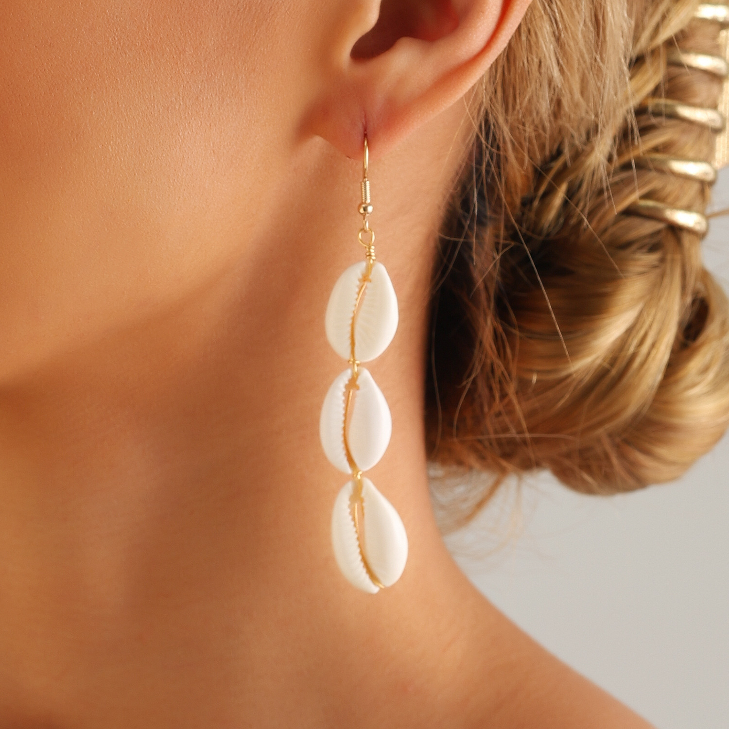 Summer beach vacation style European and American accessories, natural white shell earrings, high-end, simple and fashionable ear hangers and earrings details Picture