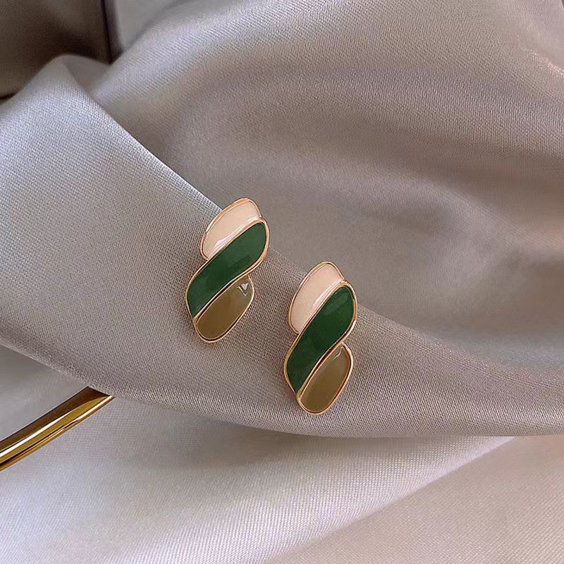 S925 Silver Needle cold style colored glazed earrings, diamond-shaped stud earrings, new contrasting color geometric stud earrings and earrings Application Scenario