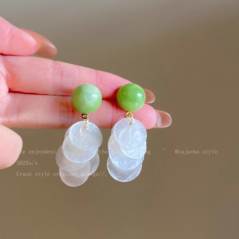 Green vacation-style shell earrings, women's dopamine, summer earrings, unique, beautiful and high-end, seaside stud earrings Application Scenario