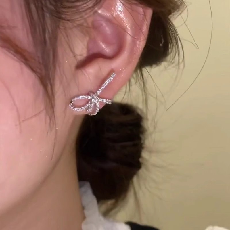 Full diamond zircon bow silver stud earrings, a niche design sense, high-end fashion earrings, a light luxury style, unique earrings Specification drawing