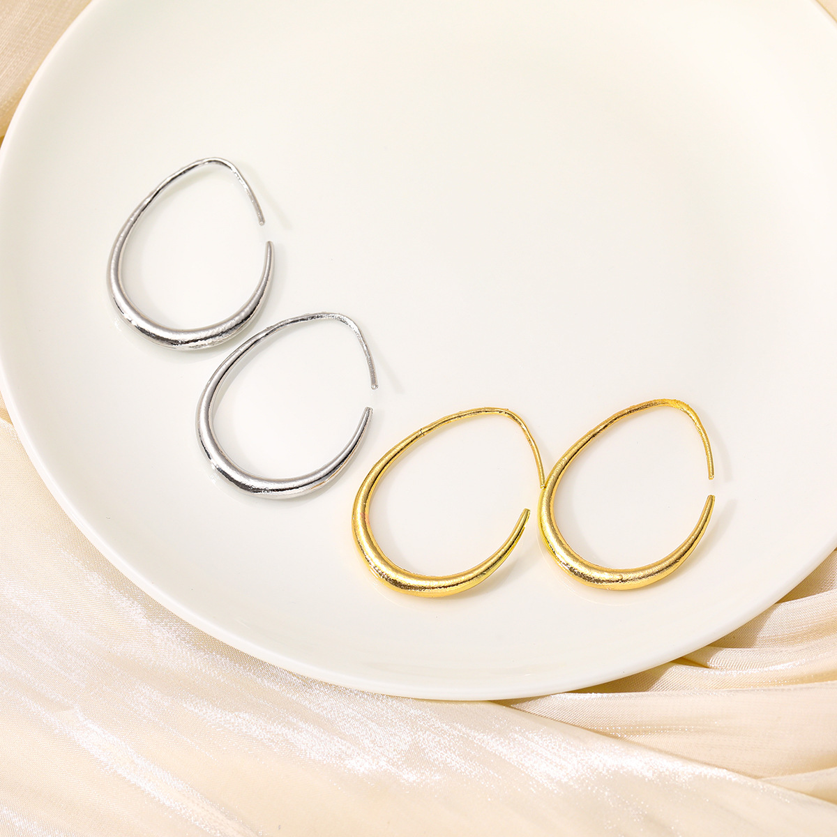 Cross-border temu bestsellers: Cold style, elongated face shape, oval stud earrings, simple earrings, and personalized, exaggerated European and American earrings Application Scenario