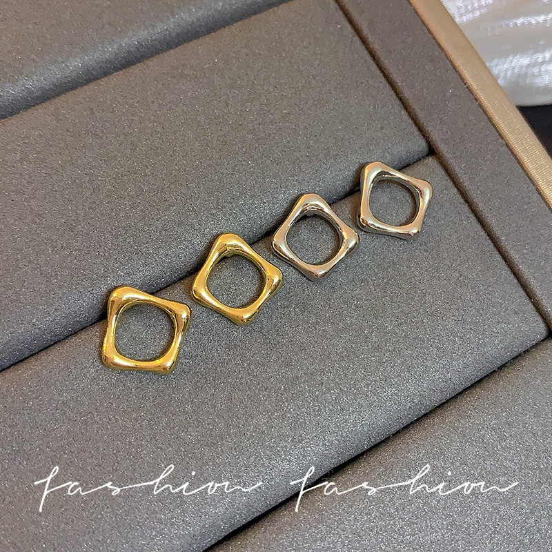 Hollowed-out golden square earrings with a high-end, niche and cold style, stud earrings for women, simple and unique metal ear rings and earrings full figure