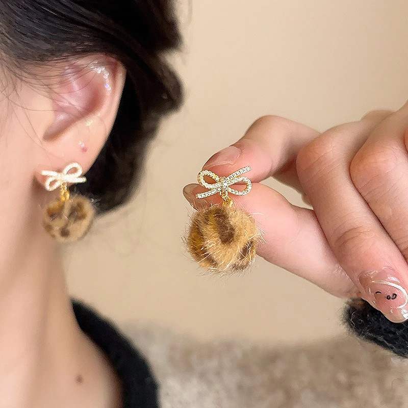 Retro plush leopard print round stud earrings for women, light luxury and high-end style, niche design, fashionable and unique earrings full figure