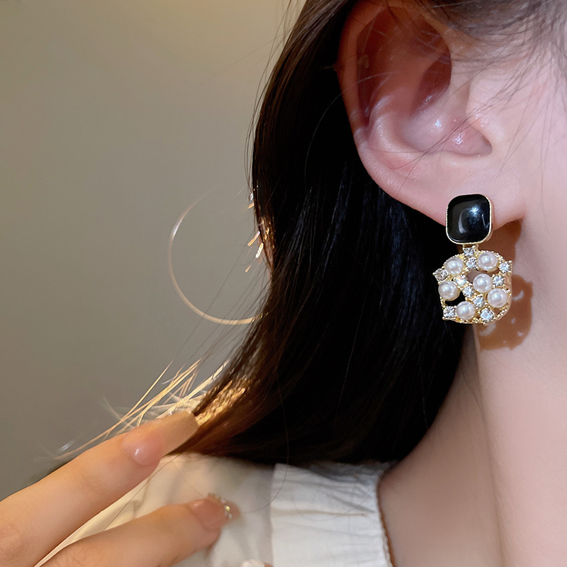 Pearl earrings 2023 new style, trendy and high-end, light luxury, internet-famous stud earrings, Korean style, versatile black earrings for women Application Scenario