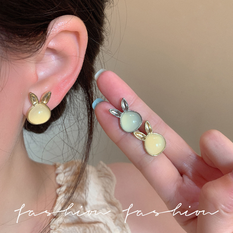 Personalized cat's eye stone rabbit ear studs, feminine charm, internet-famous light luxury fashion earrings, 2023 new trendy and niche earrings full figure