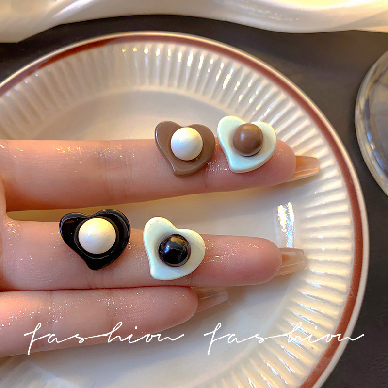 Autumn and winter retro heart-shaped unique stud earrings, 925 silver needle niche earrings, high-end earrings, women's accessories wholesale in Yiwu full figure