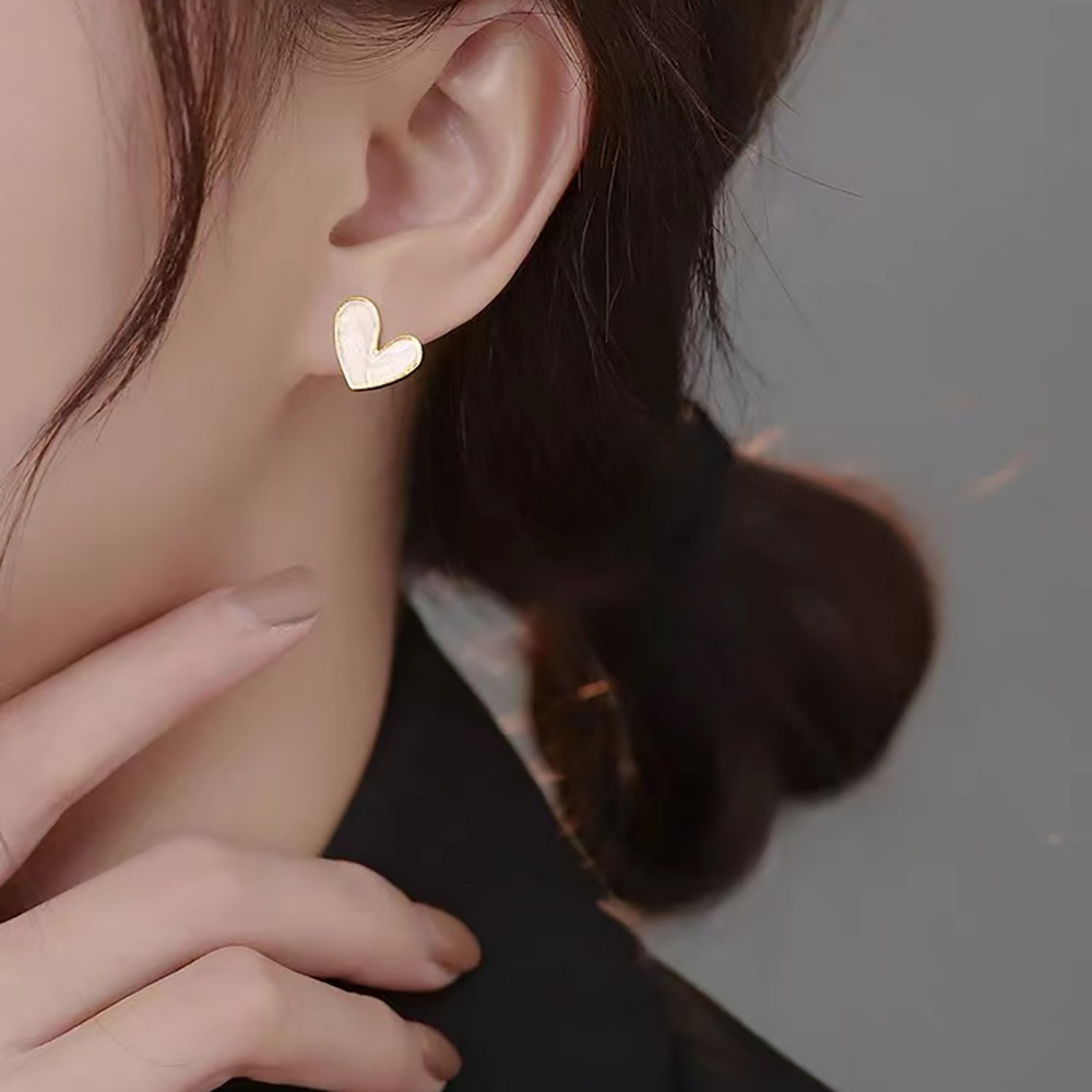 S925 Silver Needle Korean fashion heart-shaped earrings, ins light Luxury sweet Daily versatile stud earrings, pearl white heart Application Scenario