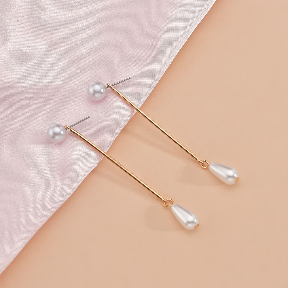 Cross-border supply of simple and fashionable teardrop-shaped pearl metal earrings, elegant and stylish women's earrings wholesale Application Scenario