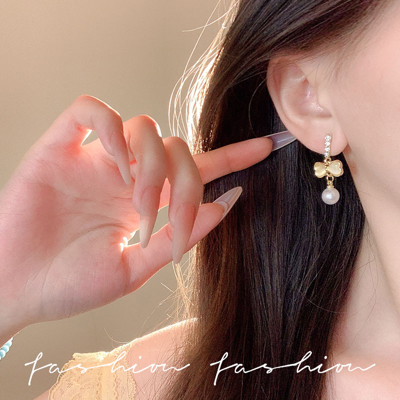 French light luxury style bow pearl stud earrings, ins style niche design, high-end feel, retro cat's eye stone earrings Application Scenario