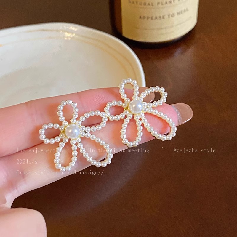 French retro hollowed-out flower stud earrings, Korean style ins unique pearl earrings, simple, exquisite and versatile earrings Application Scenario