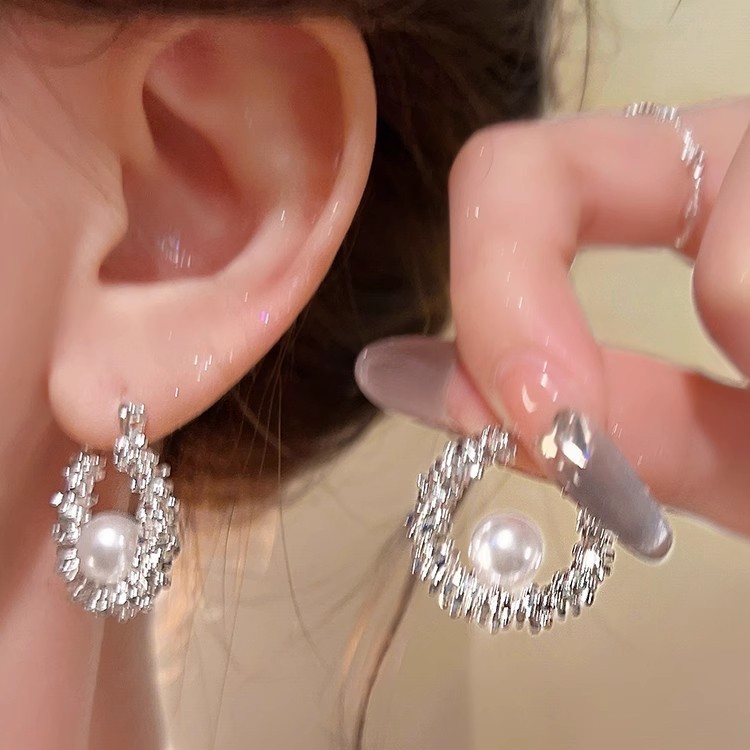 Exquisite and light luxury silver pearl earrings for women, 2025 new bestseller, high-end stud earrings, unique and elegant earrings full figure