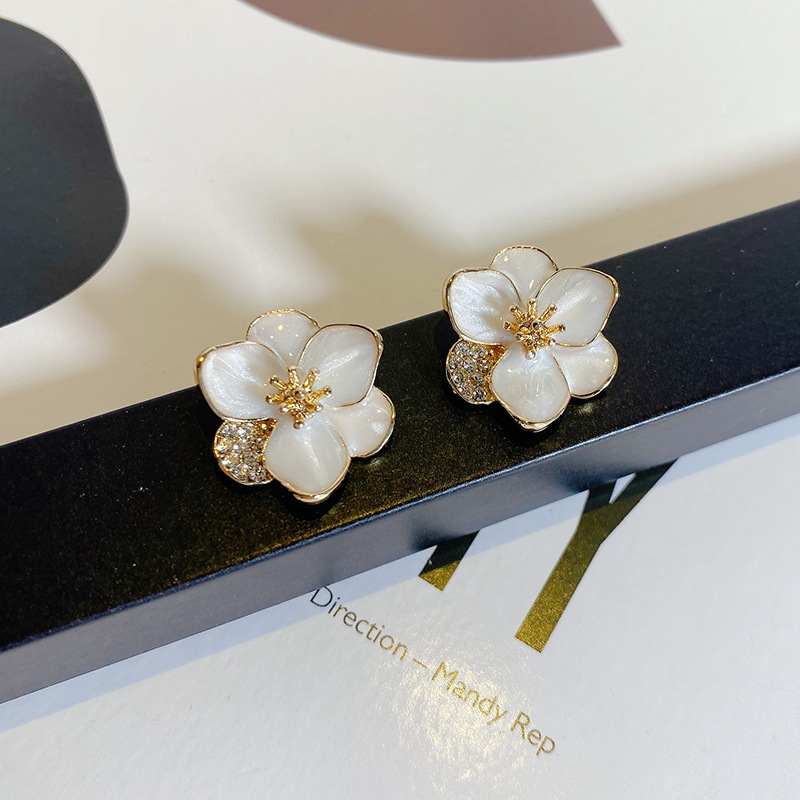 Korean Petal new trendy and niche design white petal earrings with a delicate fragrance style, a high-end accessory with a unique design sense for women full figure