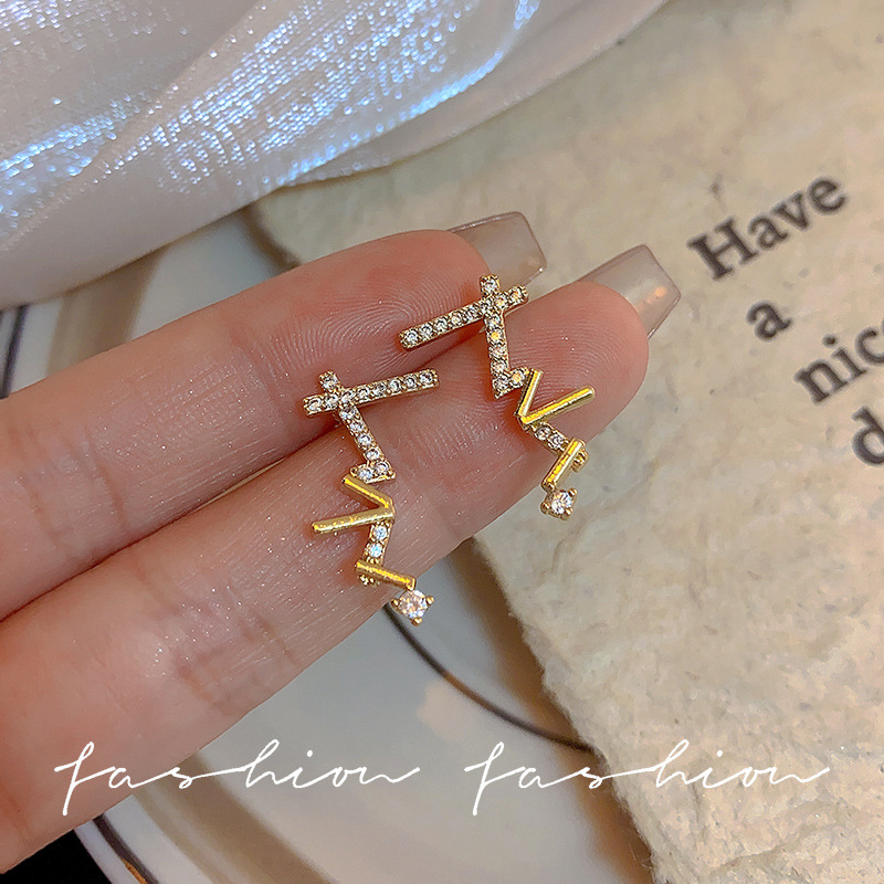 Curved-shaped, delicate and exquisite ear studs for young girls, trendy and fashionable heartbeat earrings, cute, sweet and unique earrings wholesale Application Scenario
