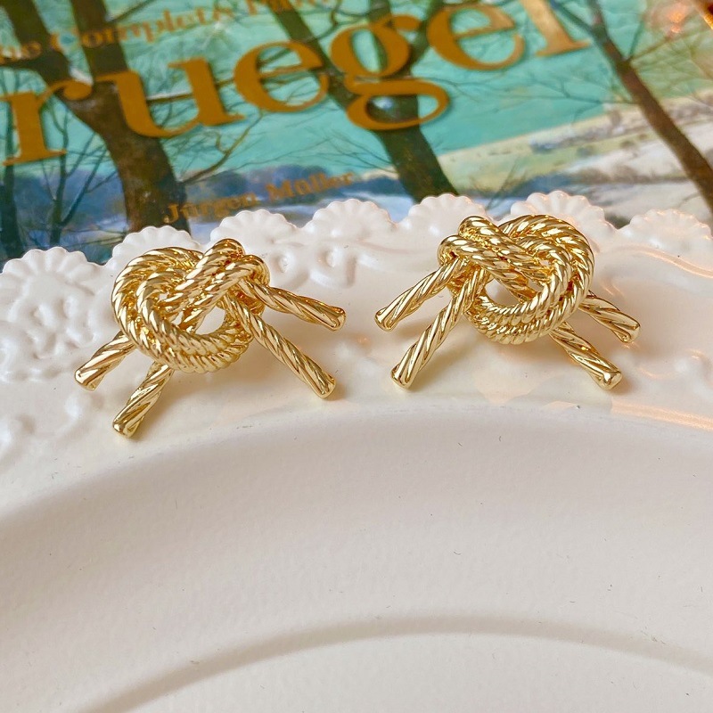 The S925 silver needle earrings with a unique design and a light luxury feel for women, the same style as the "Mad Dog Big Sister", are available for wholesale Specification drawing