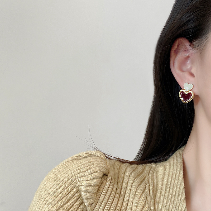 Korean retro wine-red heart-shaped earrings, a high-end Hepburn style for women, a niche and versatile oil-dropping stud earrings and earrings wholesale Specification drawing